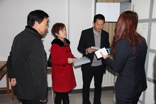 渭南市档案局副局长李宇峰(右二)检查渭南职业技术学院档案